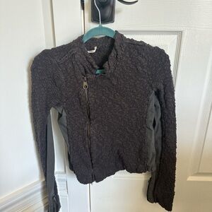 Super cute dark great soft sweater 
Made in china no brand size medium 
#sweater